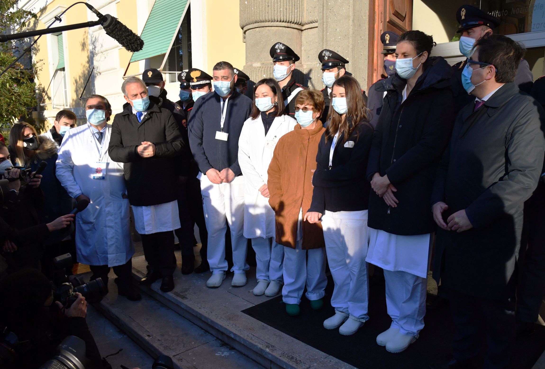Assembramenti negli ospedali nel Vaccine Day