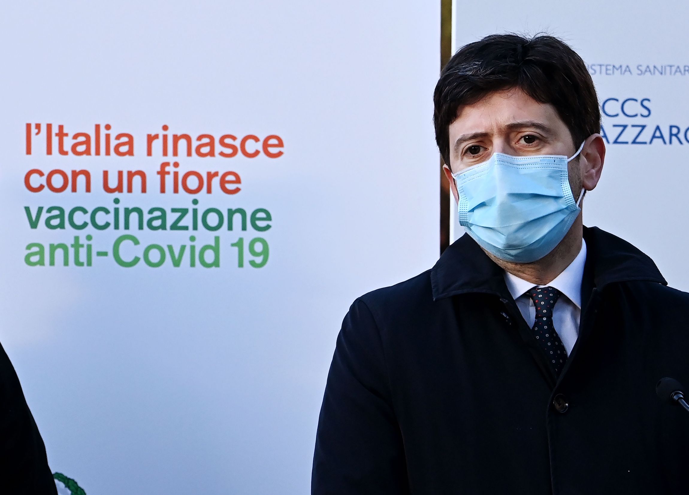 Vaccine Day, Speranza: “Punto di svolta, ma dobbiamo resistere ancora alcuni mesi”