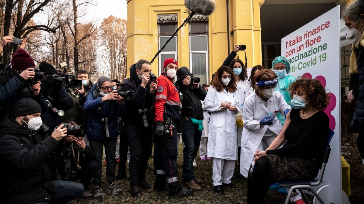 Vaccine Day, ok il vaccino… ma quanti assembramenti!