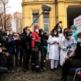 Assembramenti di giornalisti nel Vaccine Day