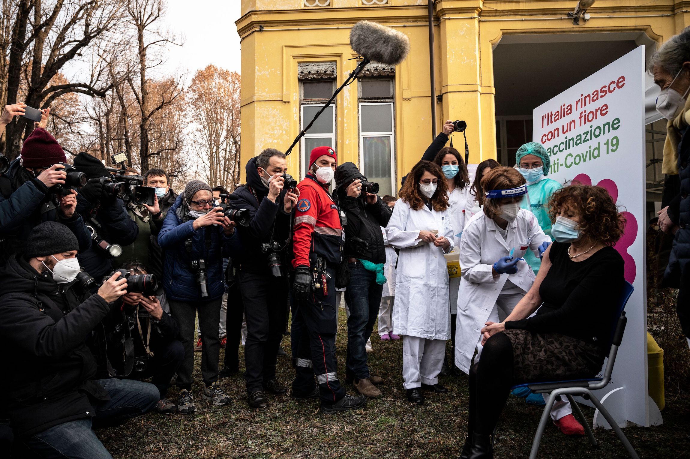 Vaccine Day, ok il vaccino… ma quanti assembramenti!