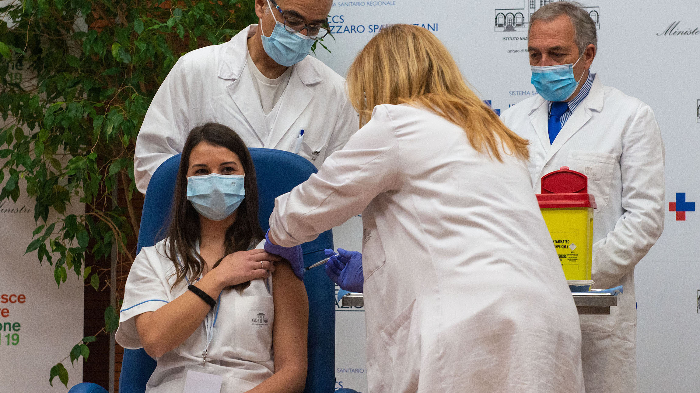 Covid, i no vax alla prima vaccinata italiana: “Vediamo quando muori”
