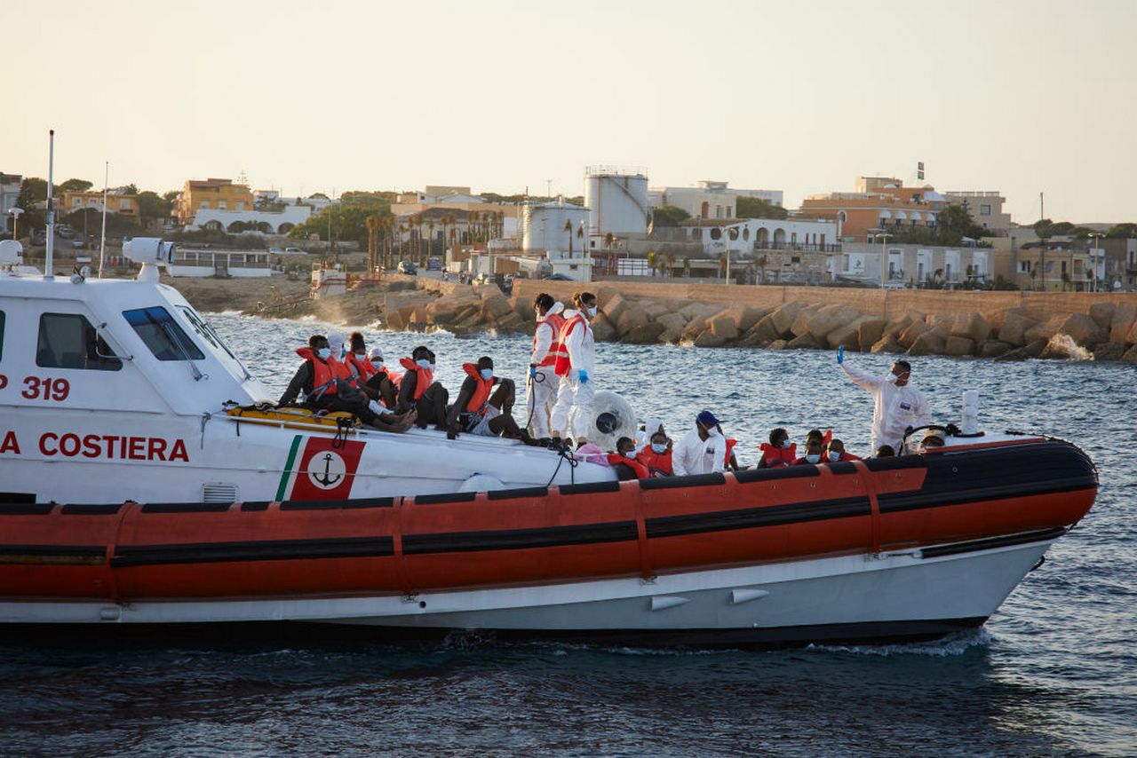 Migranti: naufragio al largo della Tunisia, almeno 20 morti