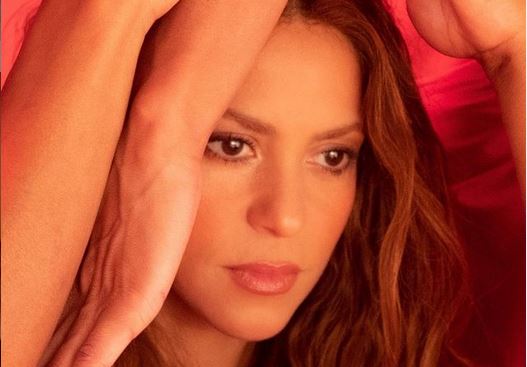 Girl like Me, Shakira insieme ai Black Eyed Peas: il video che omaggia gli anni ’80 (e Jane Fonda)