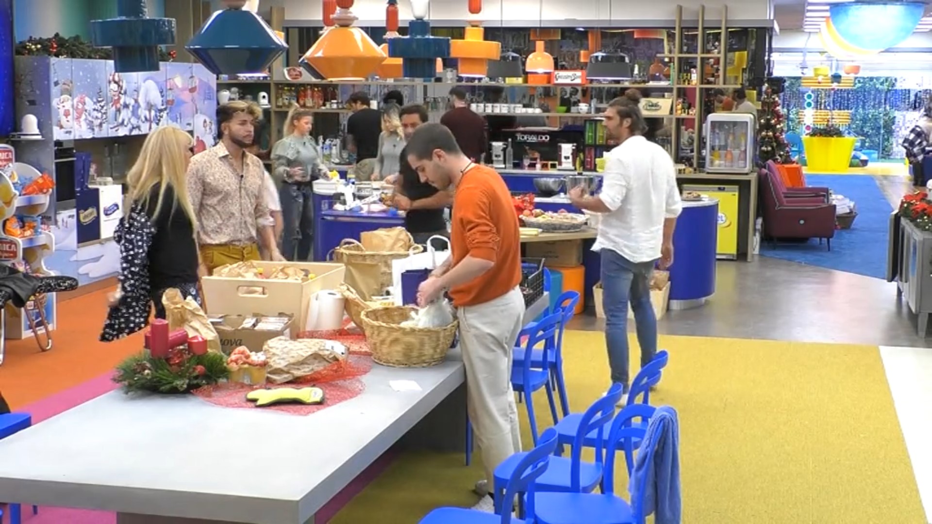 Grande Fratello Vip: il Natale arriva nella casa dei “vipponi”. Ecco le sorprese pensate per loro