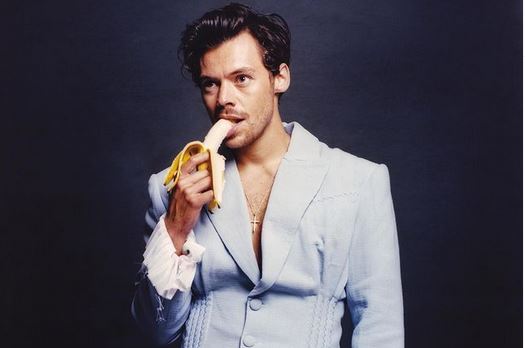Harry Styles e la libertà di indossare ciò che vuole bollato come messaggio circense: perché ancora luoghi comuni nel 2020?