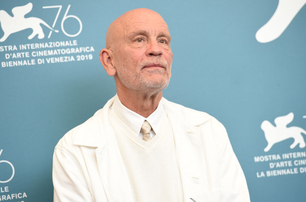 John Malkovich e Jonathan Rhys Meyers nel cast del thriller con pandemia “The Survivalist”