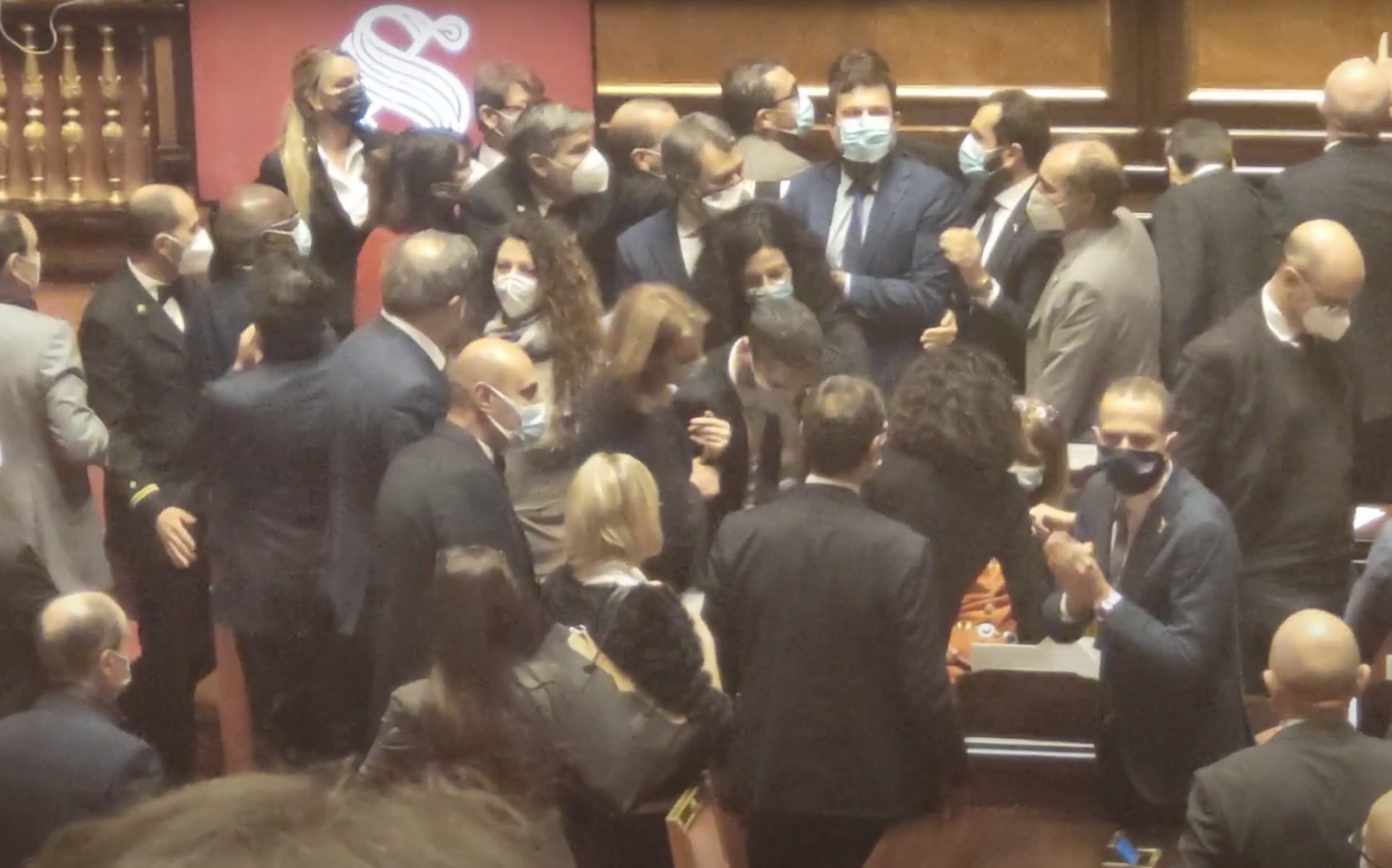 La Lega dà ancora spettacolo in Senato con maxi assembramento e rissa