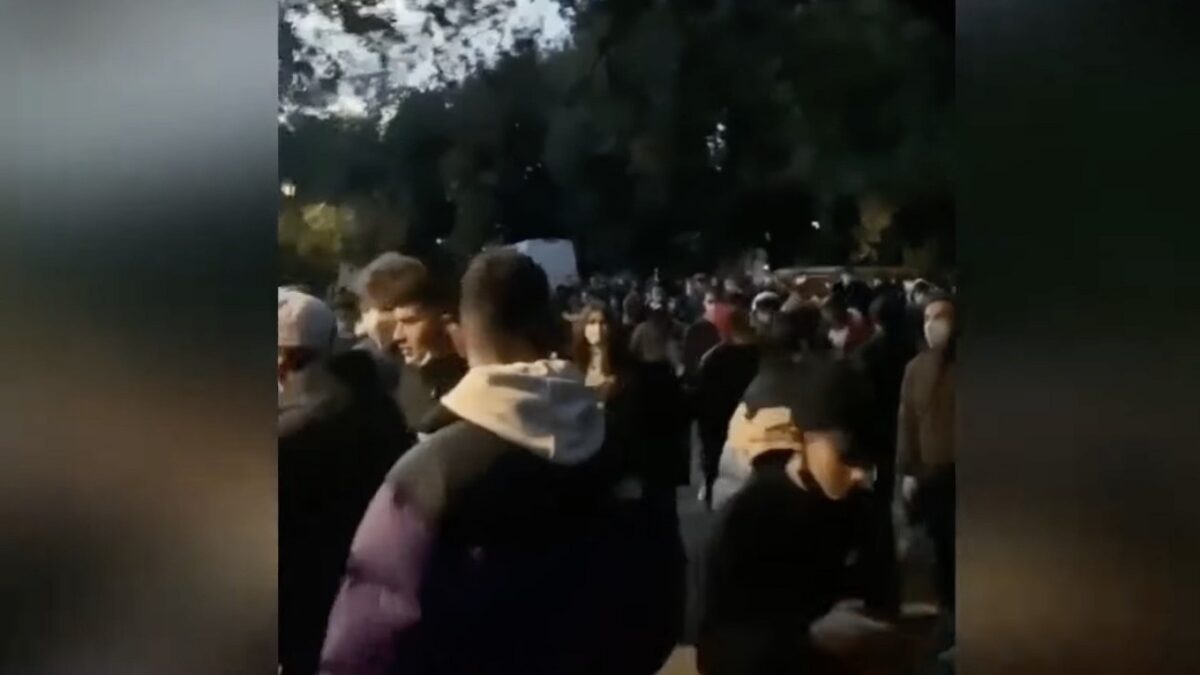 Maxi rissa al Pincio: identificato il ragazzo aggredito, setacciati i social
