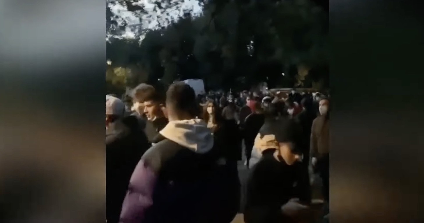Maxi rissa al Pincio: identificato il ragazzo aggredito, setacciati i social