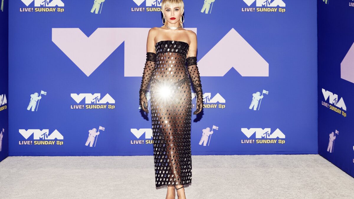 Miley Cyrus: “Mi sono sottosoposta a un intervento alle corde vocali”