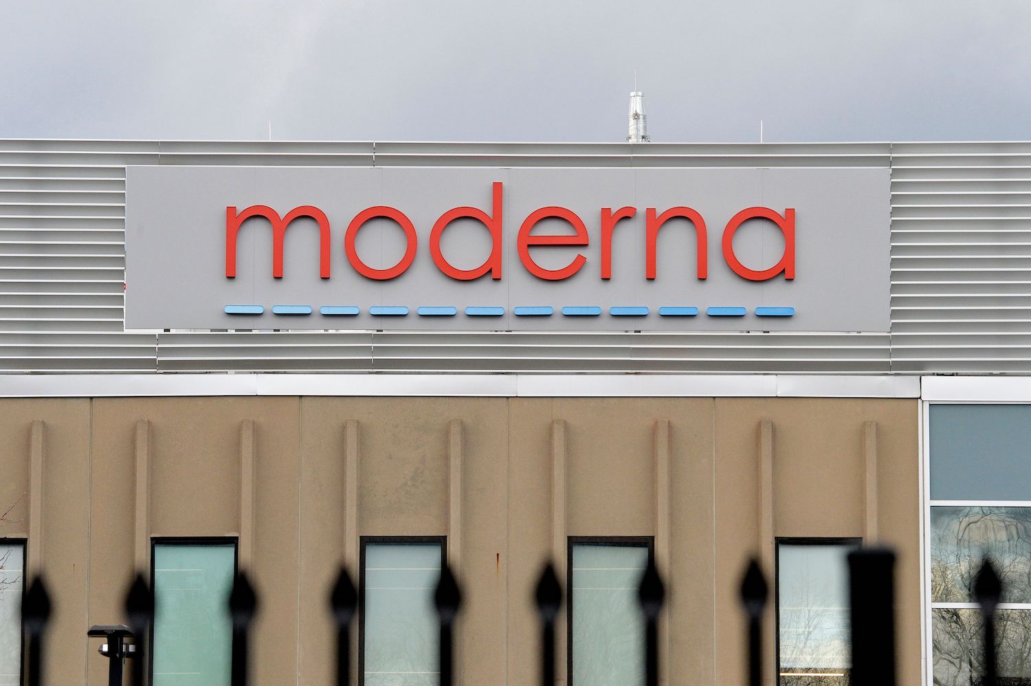 L’EMA dà il via libera al vaccino di Moderna. Tutto quello che c’è da sapere