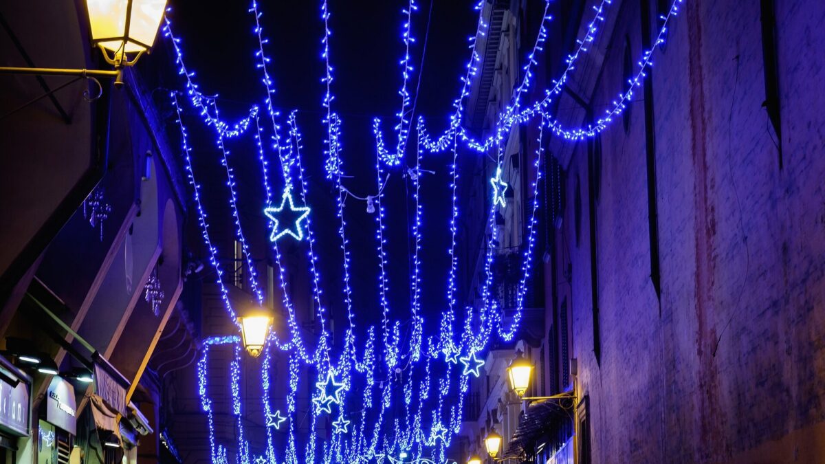 Natale 2020, a Bologna tornano le luminarie con una celebre canzone di Lucio Dalla