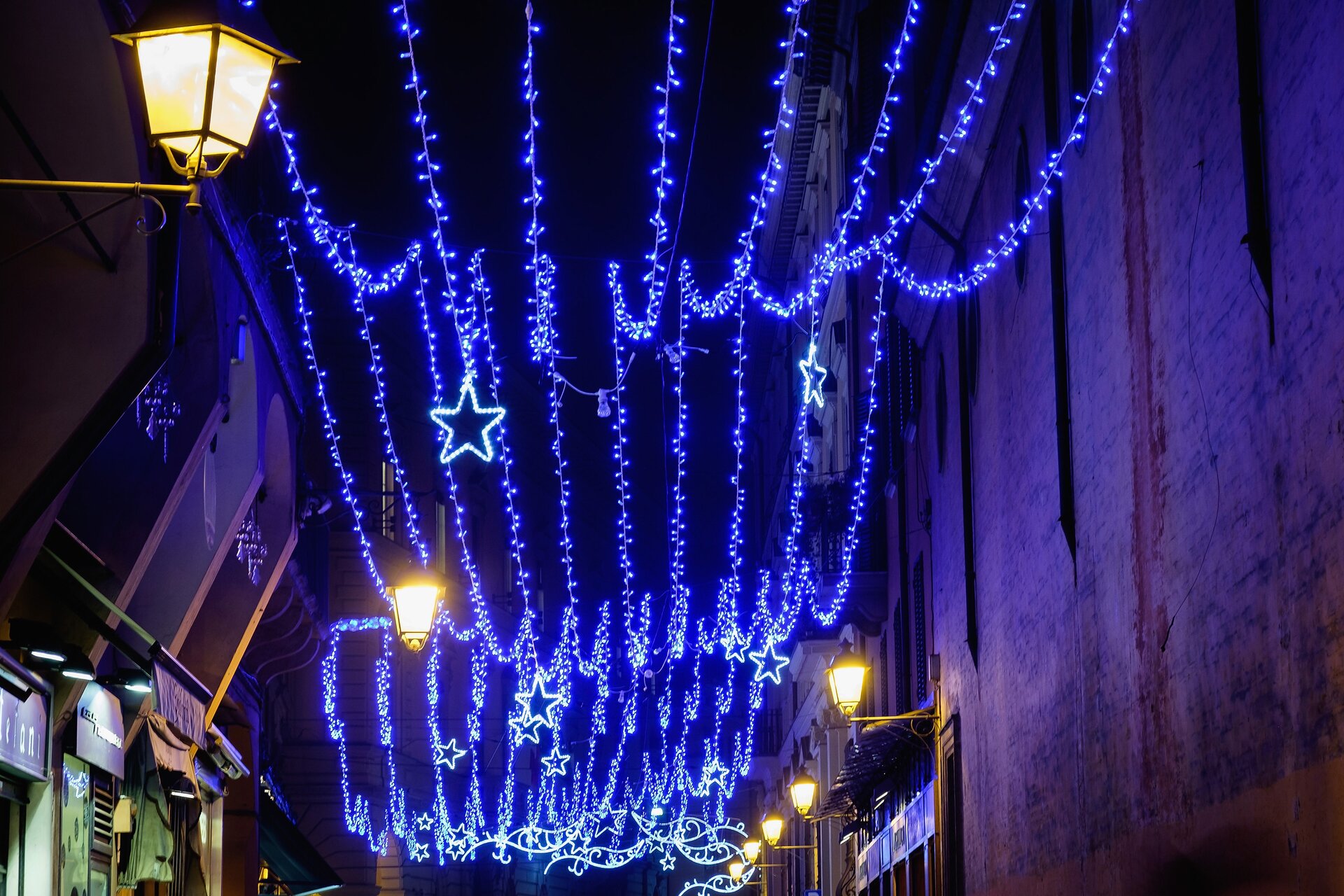 Natale 2020, a Bologna tornano le luminarie con una celebre canzone di Lucio Dalla