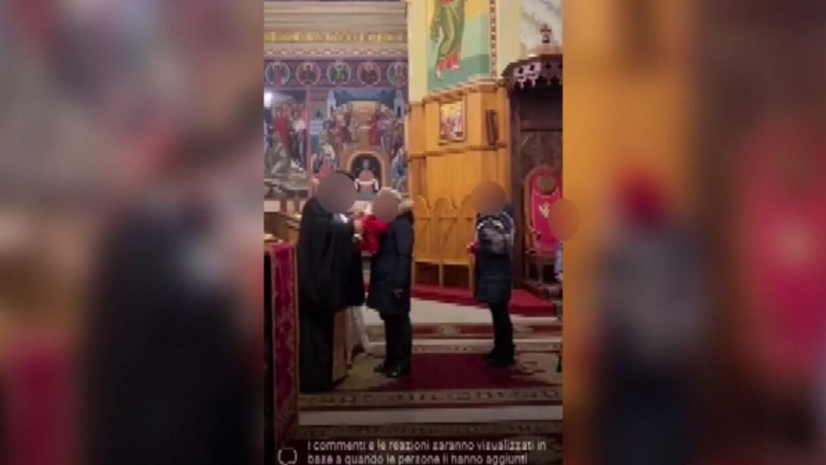 Calabria: prete positivo al Covid fa bere i fedeli dal suo stesso calice (VIDEO)