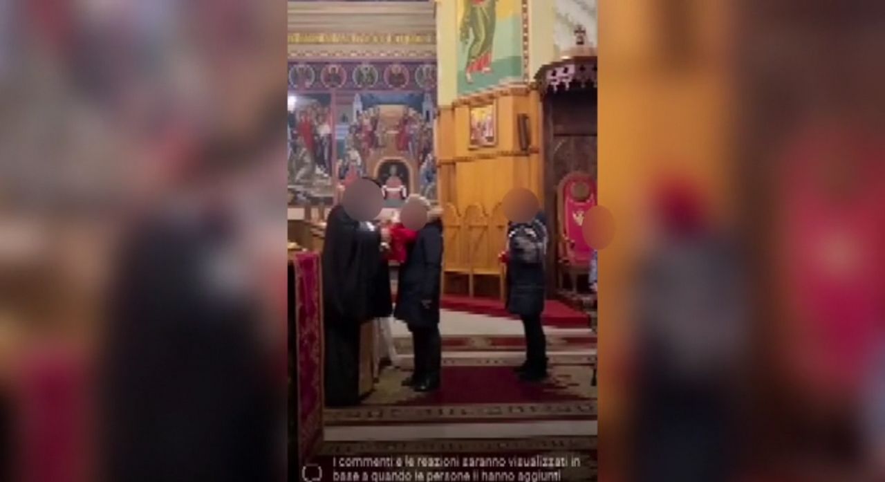 Calabria: prete positivo al Covid fa bere i fedeli dal suo stesso calice (VIDEO)
