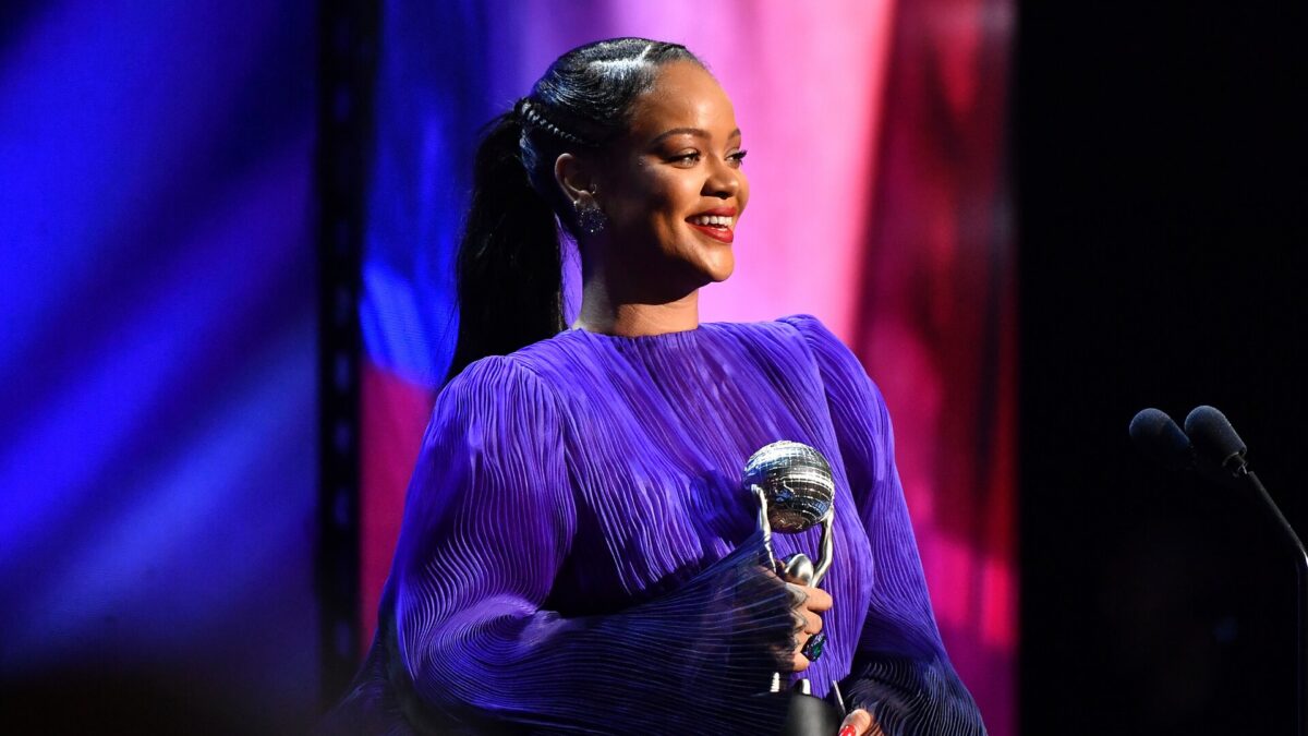 Rihanna, causa contro la cantante per l’utilizzo di una canzone per la sua linea di cosmetici?