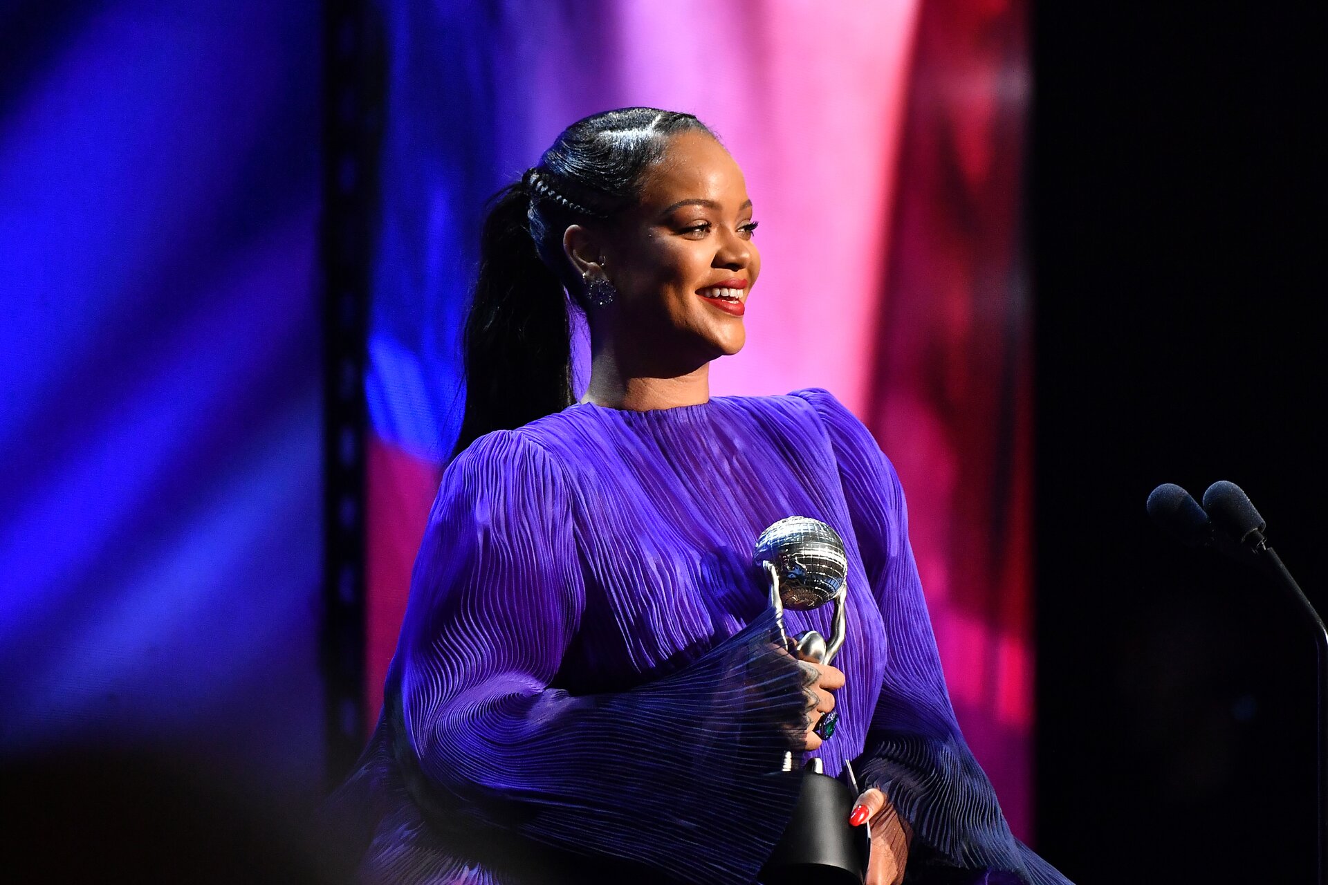 Rihanna, causa contro la cantante per l’utilizzo di una canzone per la sua linea di cosmetici?