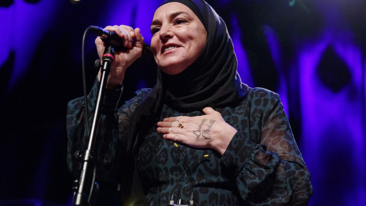 Sinead O’Connor in ospedale: “Mi sento persa senza mio figlio e mi odio. L’ospedale mi aiuterà un po’”