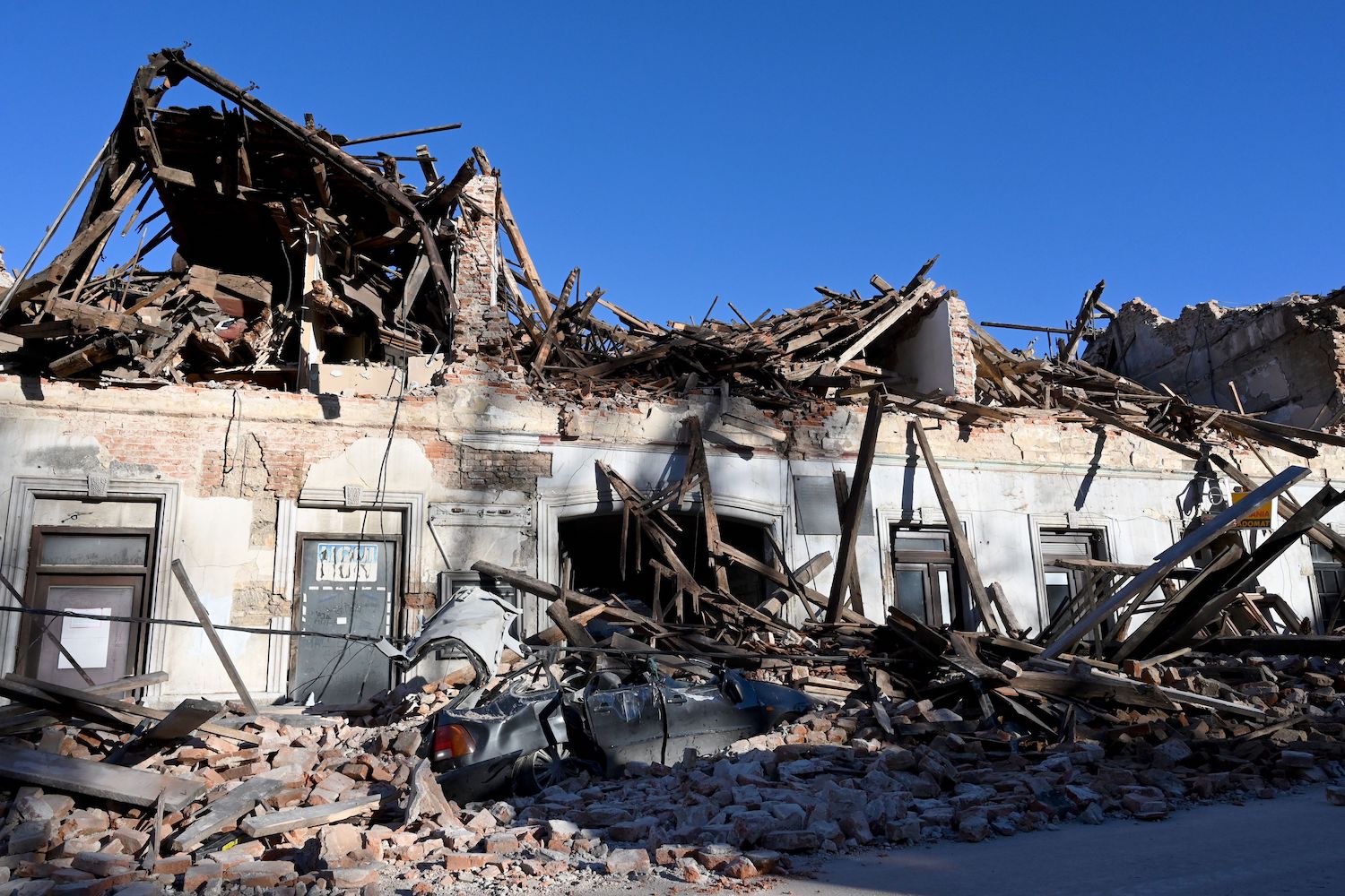 I danni provocati dalla forte scossa di terremoto in Croazia