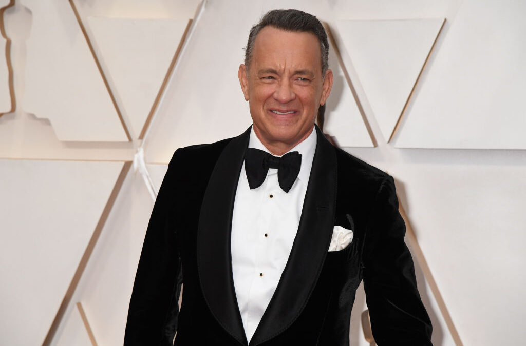 Tom Hanks mostra il suo nuovo look per il biopic su Elvis (video)