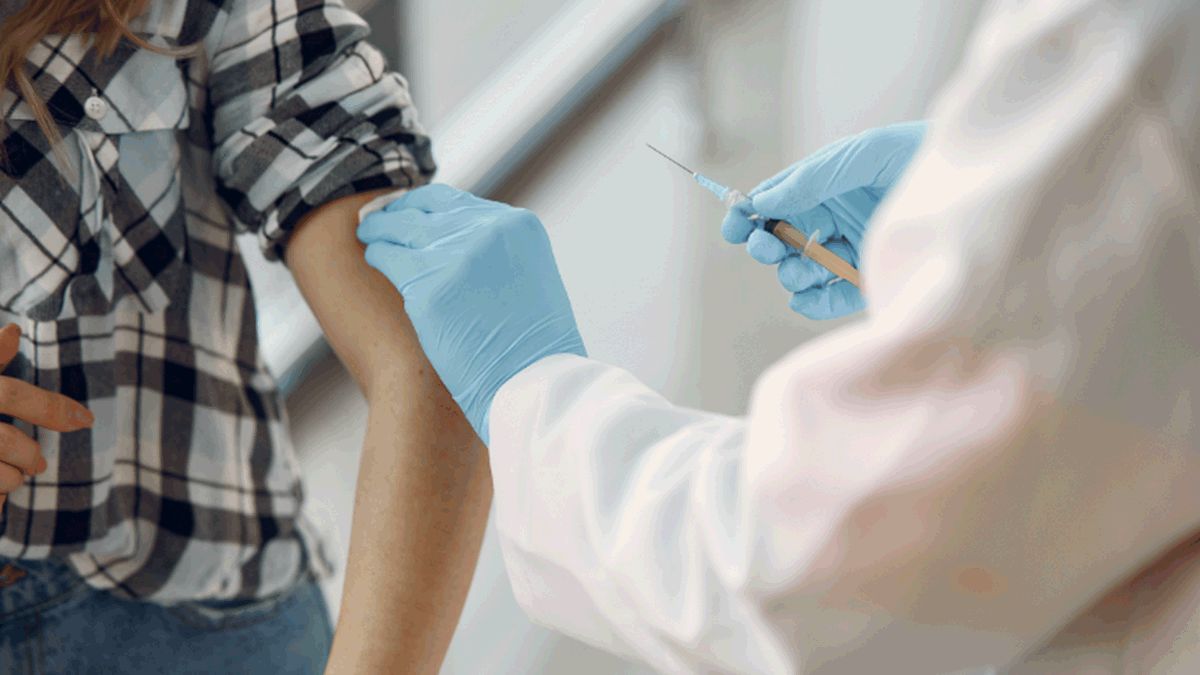 Vaccini covid in diretta tv: i vip dicono sì, tranne Maurizio Costanzo