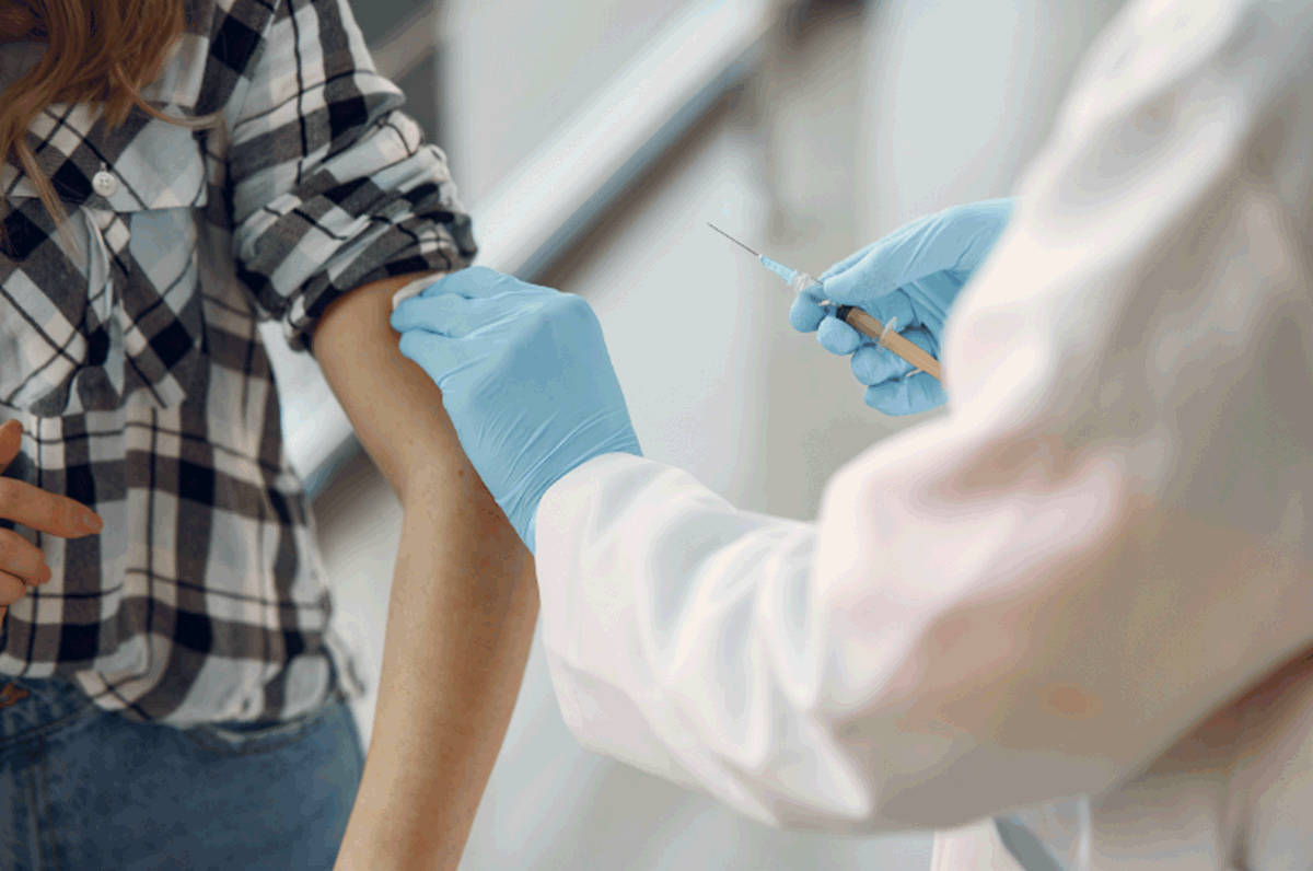Vaccini covid in diretta tv: i vip dicono sì, tranne Maurizio Costanzo