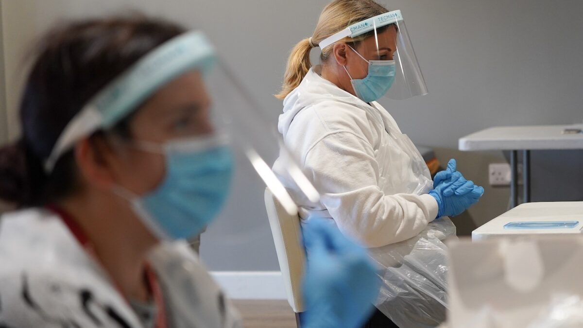 Variante virus, Pfizer e Moderna testano il vaccino. Galli: “In Italia da settembre, blocco voli inutile ora”