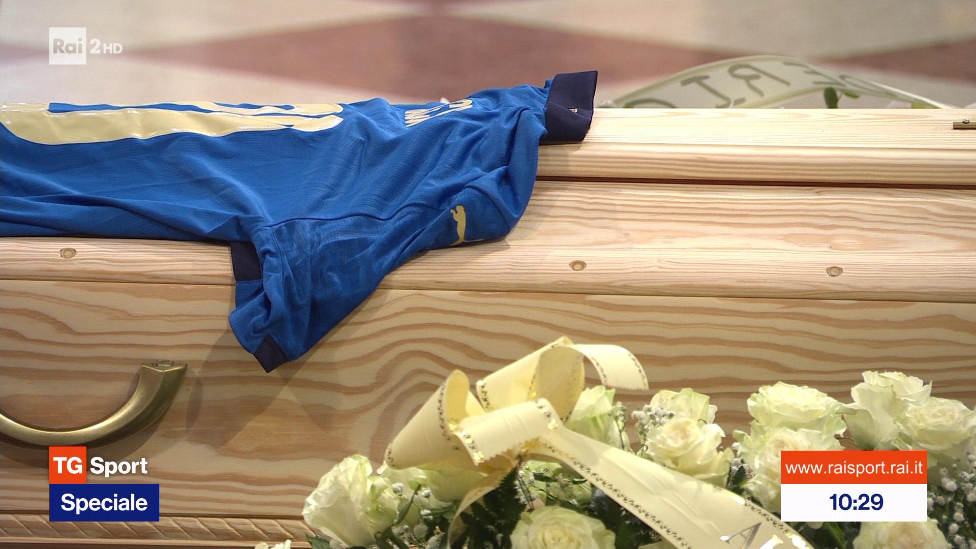 I funerali di Paolo Rossi in tv e la fatica di trattenere le lacrime in studio