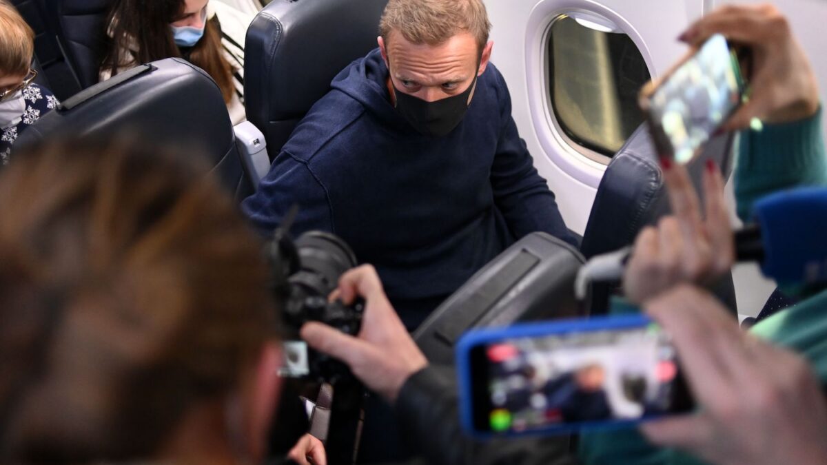 Alexey Navalny torna in Russia. Arrestato in diretta TV insieme ai suoi sostenitori