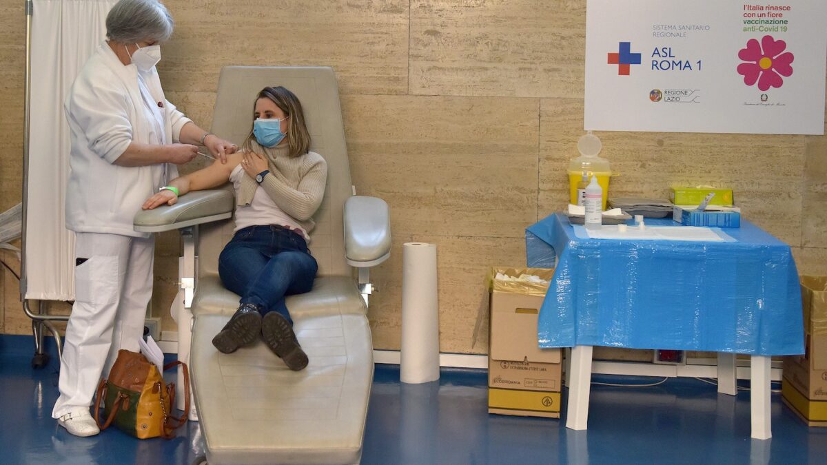 Vaccini, l’Ospedale Bambino Gesù conferma: “Il 99% dei vaccinati ha sviluppato anticorpi”
