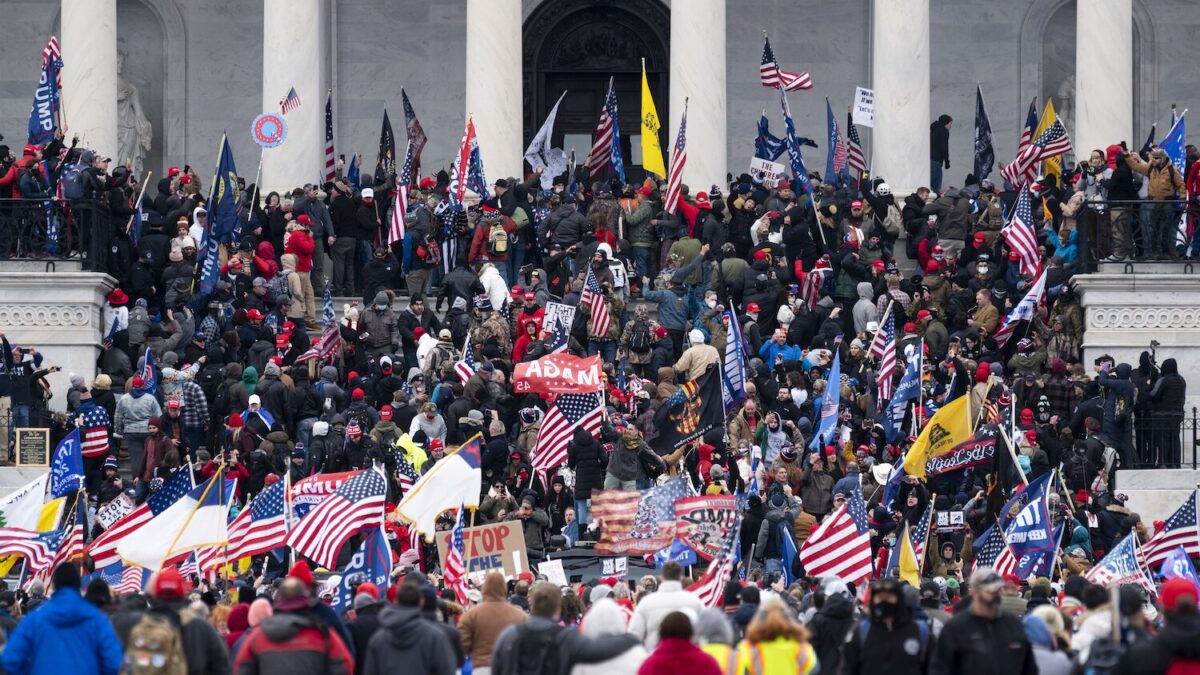 USA, i fan di Trump assaltano il Campidoglio: oggi l’ufficialità della vittoria di Biden