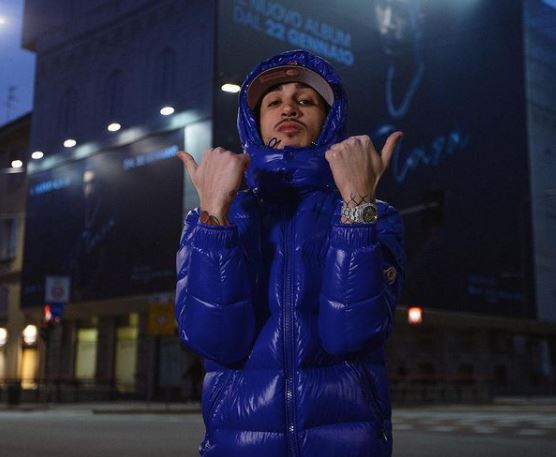 Capo Plaza insieme a Sfera Ebbasta nel brano “Demonio” (dall’album Plaza)