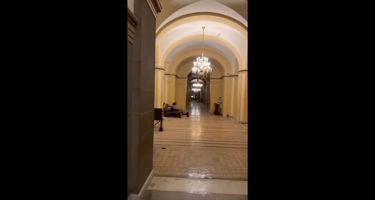 Ecco come hanno ridotto il Congresso i seguaci di Trump (Video)