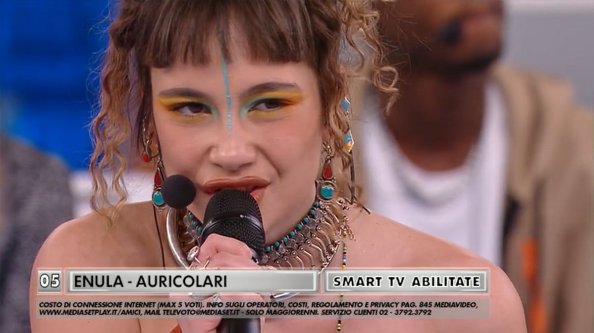 Enula, Auricolari è l’inedito della cantante di Amici 20 (Testo e Video)