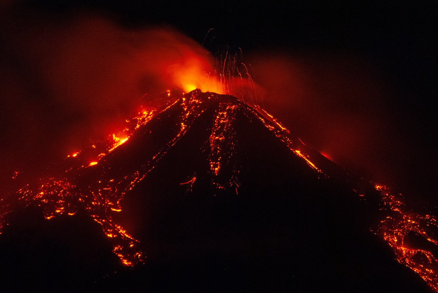 Le immagini dell’eruzione notturna dell’Etna