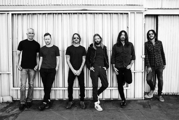 Foo Fighters in concerto a New York: biglietti solo per chi è vaccinato da 14 giorni, scoppia la polemica
