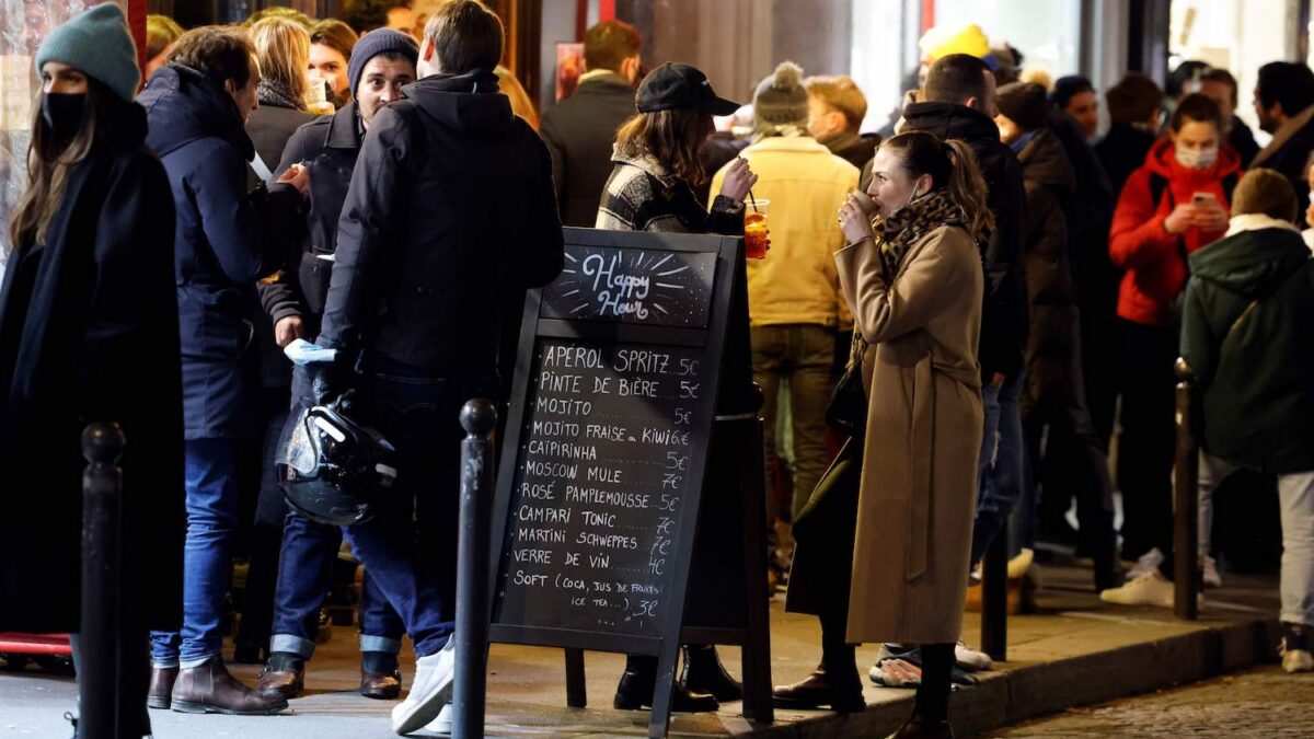 La Francia prova a scongiurare il lockdown: distanziamento sociale a 2 metri e FFP2 obbligatorie