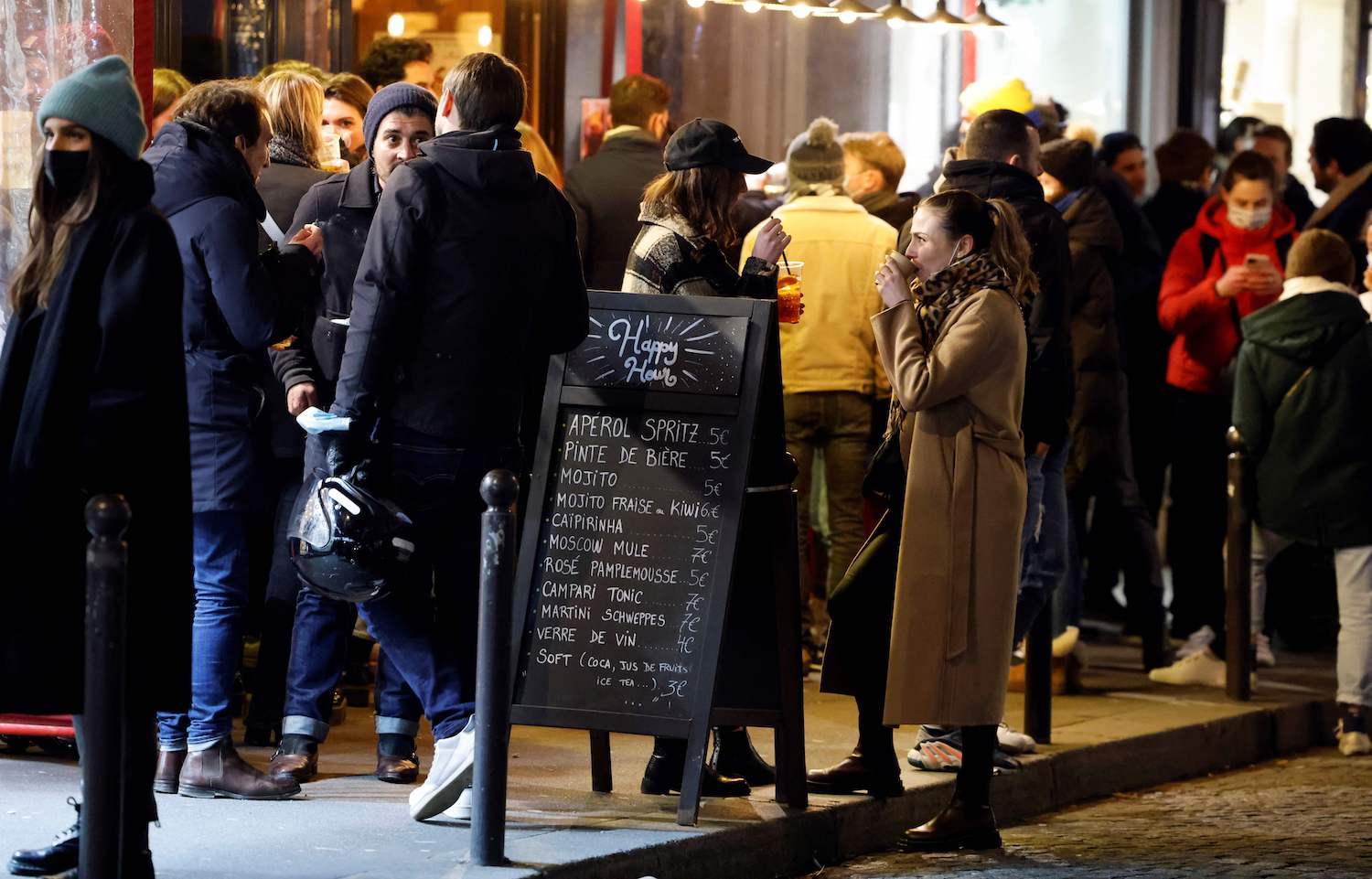 La Francia prova a scongiurare il lockdown: distanziamento sociale a 2 metri e FFP2 obbligatorie