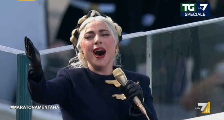 Le foto di Lady Gaga che canta l’Inno USA all’insediamento di Biden