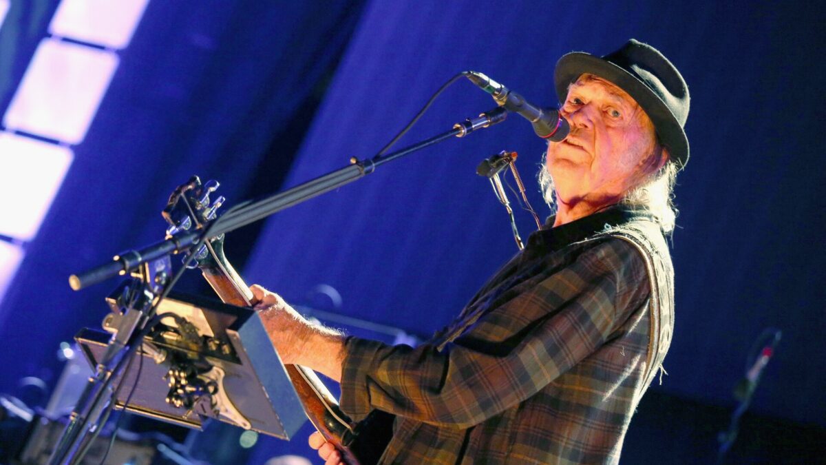 Neil Young: “Empatia per coloro che hanno fatto l’assalto a Capitol Hill, sono stati manipolati”