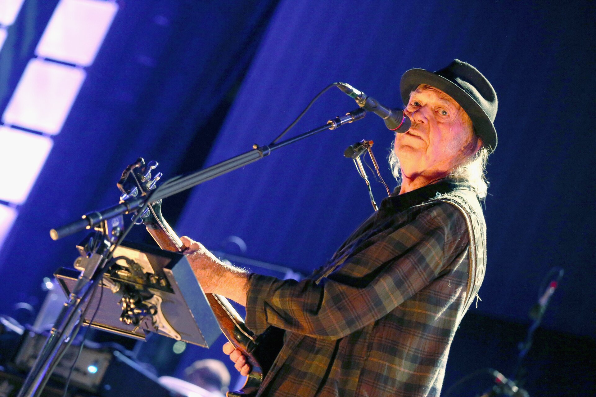 Neil Young: “Empatia per coloro che hanno fatto l’assalto a Capitol Hill, sono stati manipolati”