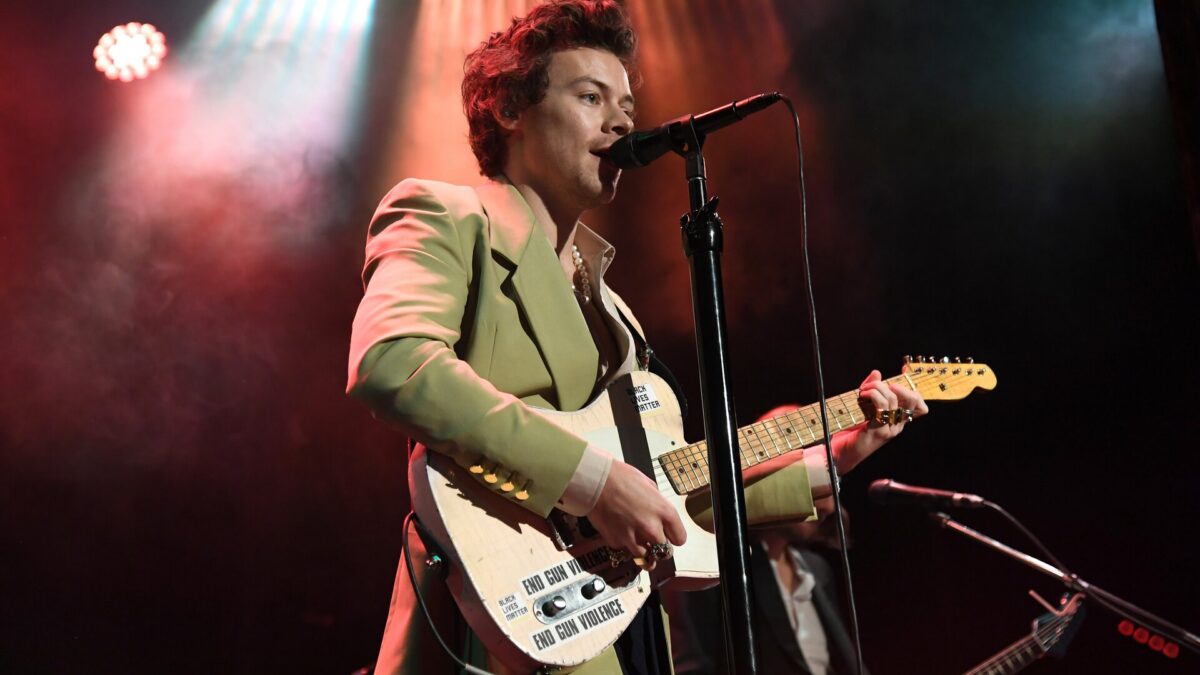 “È guarito”, Radio Deejay tra le polemiche per la battuta su Harry Styles. Linus interviene su Instagram