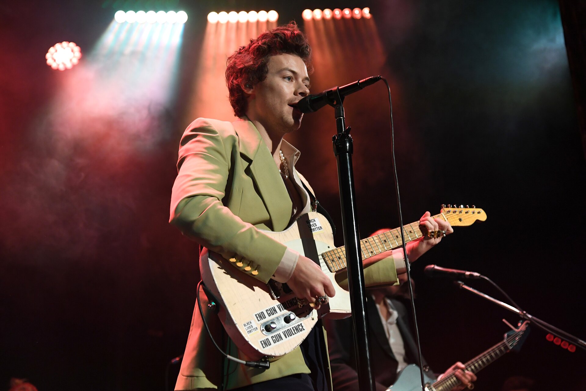 “È guarito”, Radio Deejay tra le polemiche per la battuta su Harry Styles. Linus interviene su Instagram