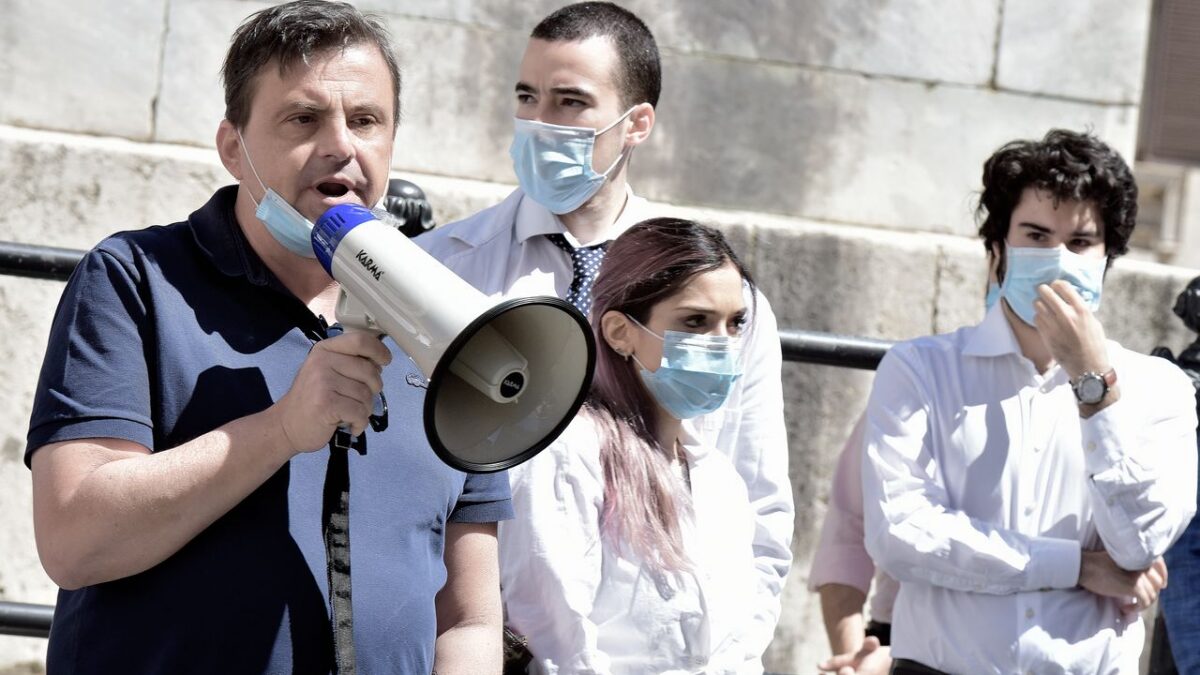 Calenda furioso con Le Iene: contattato il figlio per uno scherzo