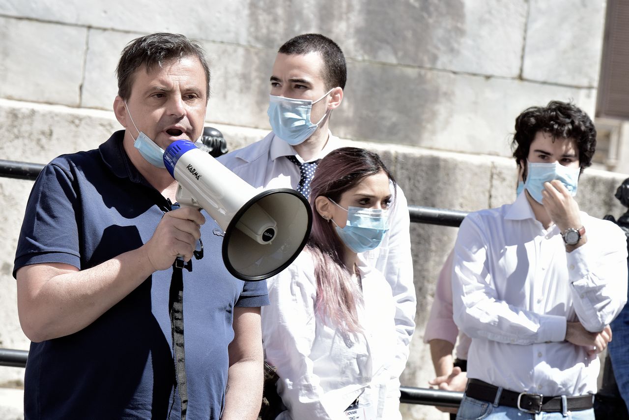 Calenda furioso con Le Iene: contattato il figlio per uno scherzo