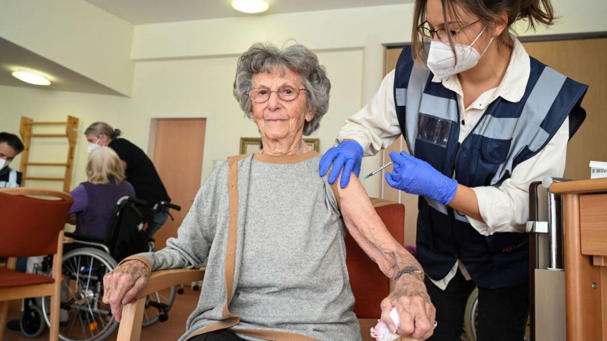 Germania: nelle case di riposo si vaccina “a sorte”