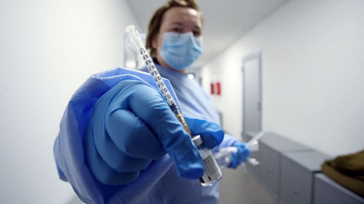 Perché non si trovano gli infermieri per somministrare i vaccini?