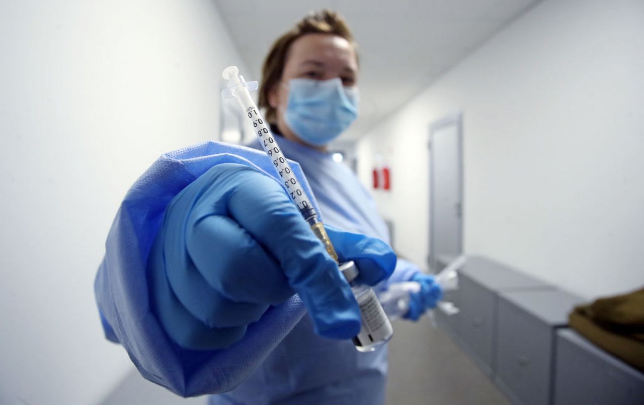Perché si può contrarre il Covid anche dopo la prima dose di vaccino