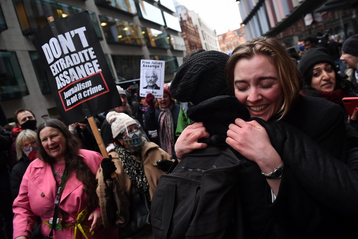 Negata l’estradizione di Assange negli USA: l’esultanza degli attivisti